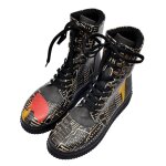 Bunte Boots mit schönen Motiven und kreativen...