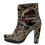 Bunte Stiefeletten mit schönen Motiven und kreativen...